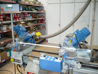 Elektronische Steuerung an Doppelgehrungssäge.