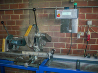 Funksteuerung, Präzisions-Längenanschlag, duale Verwendung für Alu- und Stahlsäge.