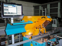 Vollautomatische Alu-Zuschnittanlage mit Pusher-Betrieb und Touch-Screen-Monitor sowie Przisions-Lngenanschlag. Gesamtlnge: 8 Meter.